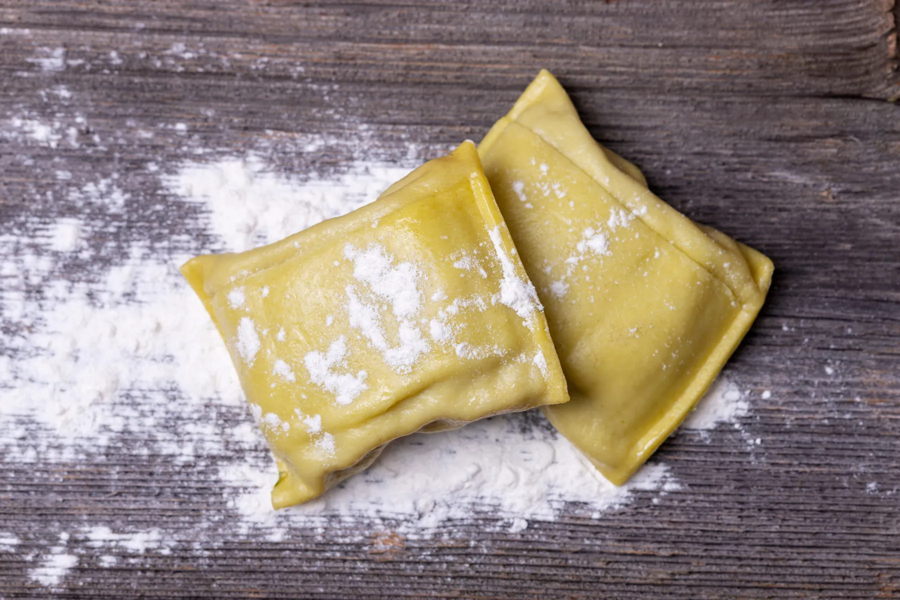 Frisch gemachte Maultaschen auf einem bemehlten Holzbrett