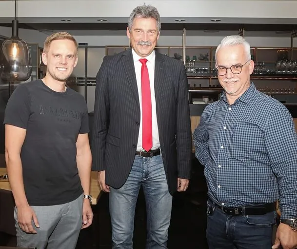 Bürgermeister Klaus Warthon zwischen dem bisherigen Pächter Volker Strohmaier und dem neuen Pächter Benjamin Schwetlick in der Bürgerschenke